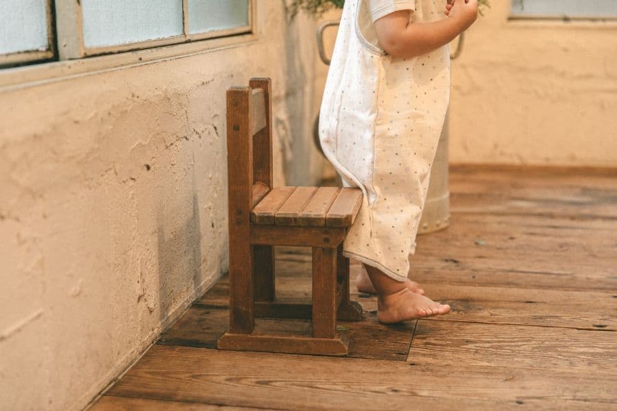 育児工房スリーパーを着た赤ちゃんの足元の写真